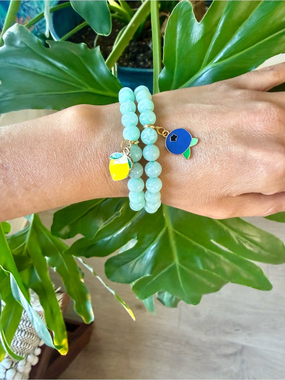 Agate bracelet with fruit charm (one)
